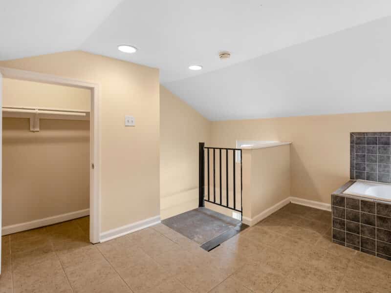 20_Hommati.com 1123 W Lombard St-35