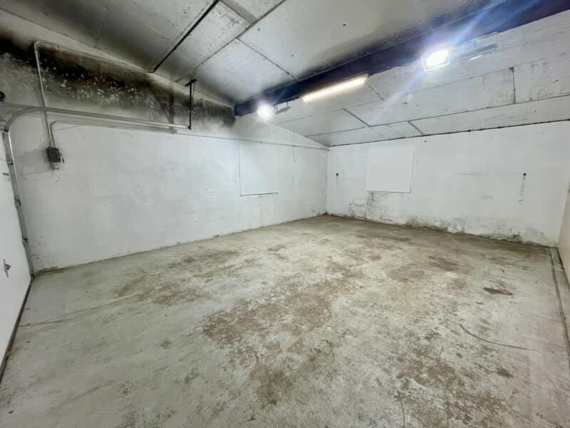 28_ridge4741-4745_interior1-garage